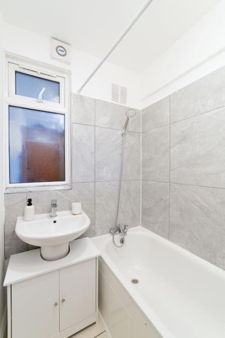 Two Bedroom Apartment By Buonomo Stays Short Lets & Serviced Accommodation In Balham With Balcony Londres Exterior foto